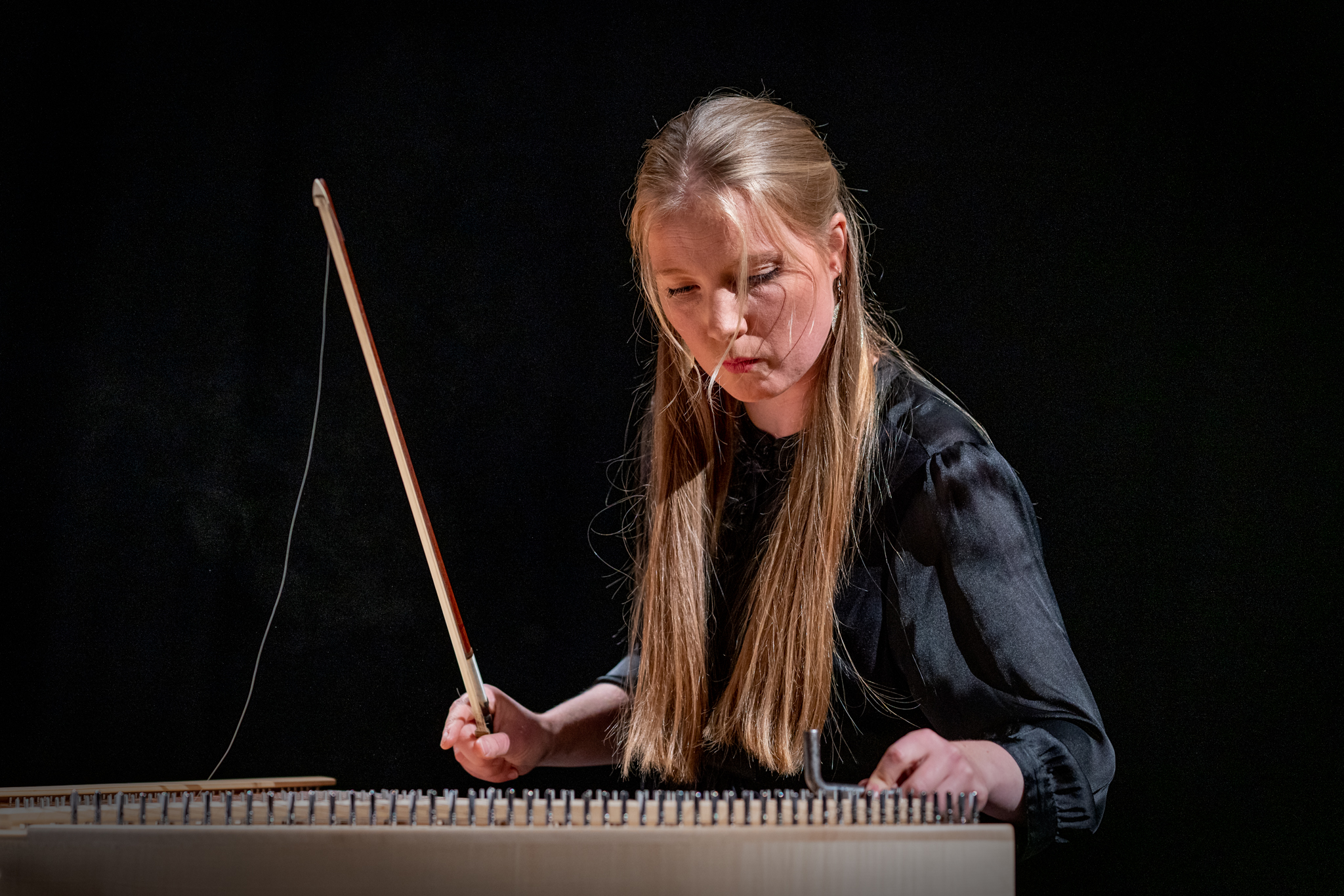 Kanteletaiteilija Anna-Liisa Eller Ensemble Gamut! -yhtyeen riveissä